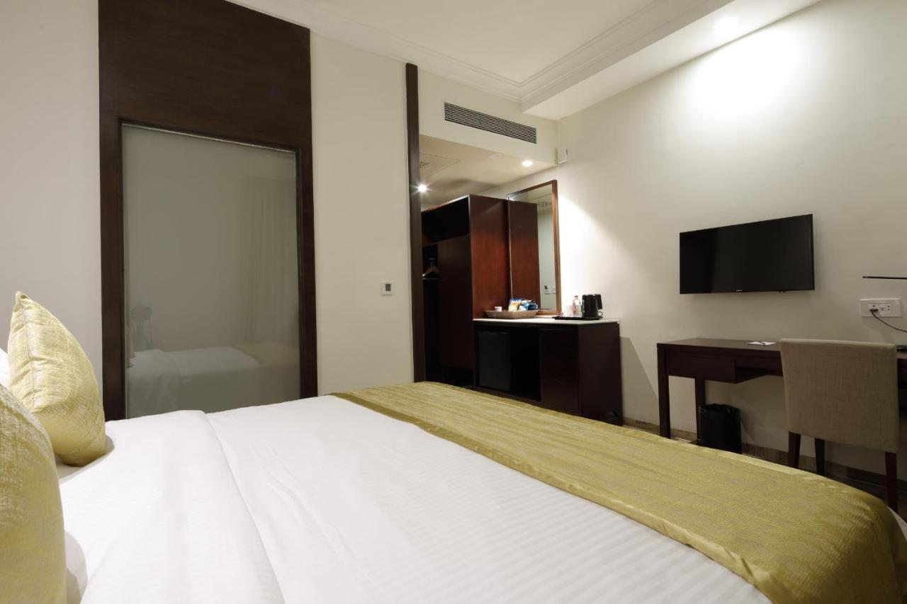 Regenta Inn Ranip Ahmedabad Buitenkant foto
