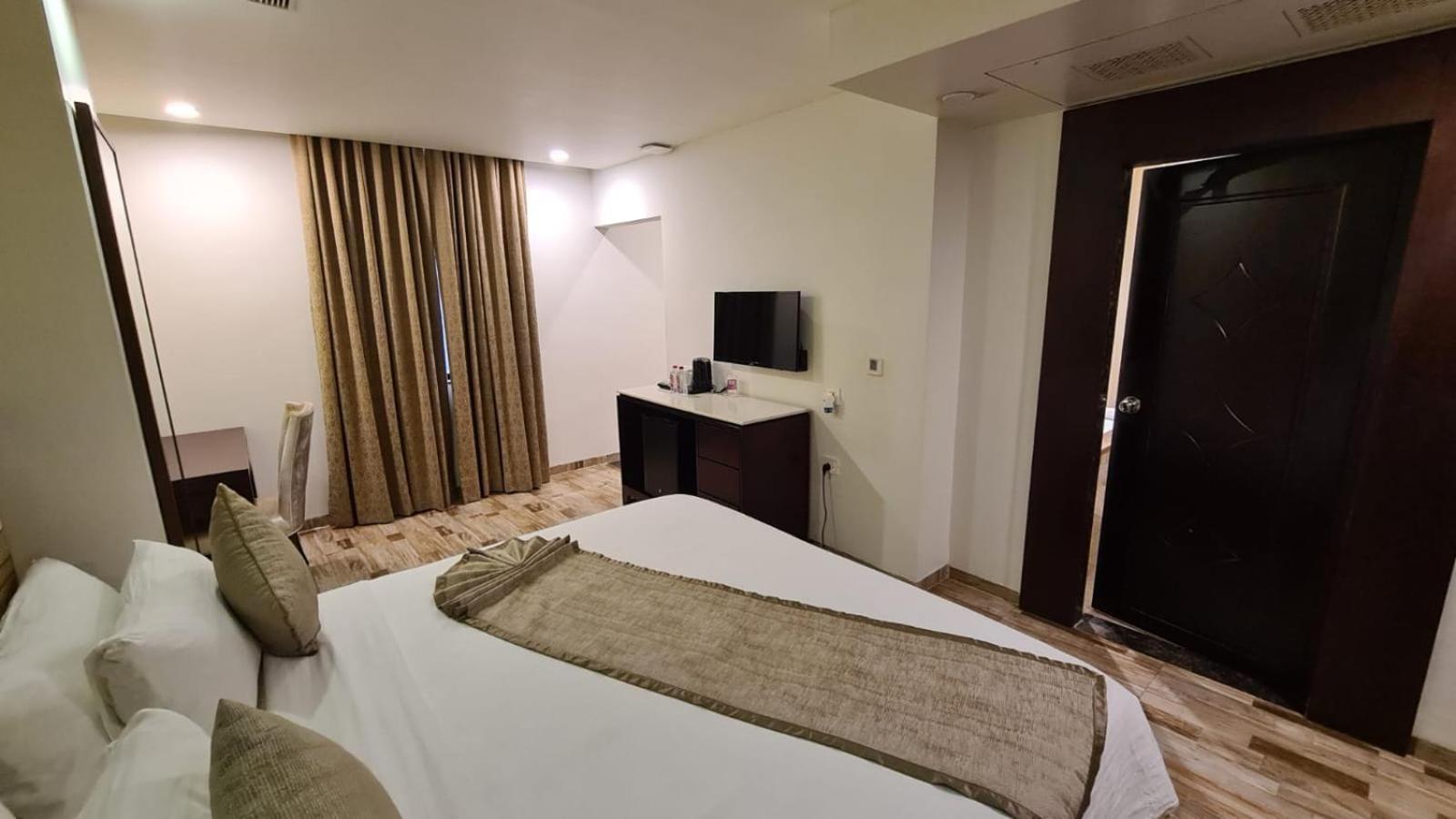 Regenta Inn Ranip Ahmedabad Buitenkant foto