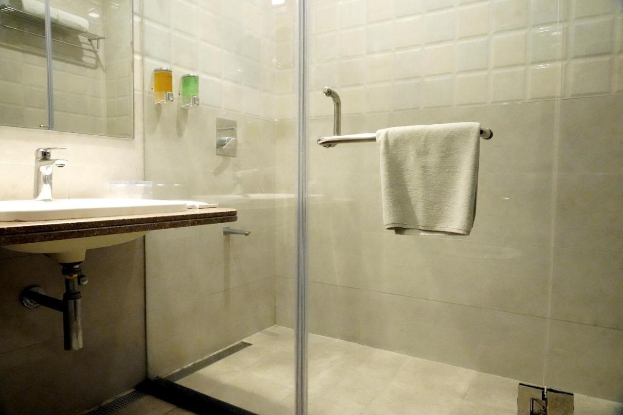 Regenta Inn Ranip Ahmedabad Buitenkant foto