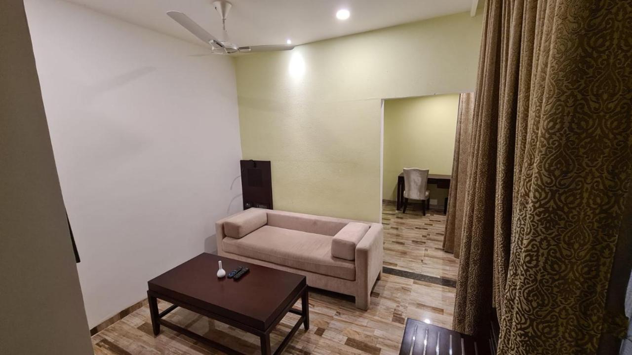 Regenta Inn Ranip Ahmedabad Buitenkant foto