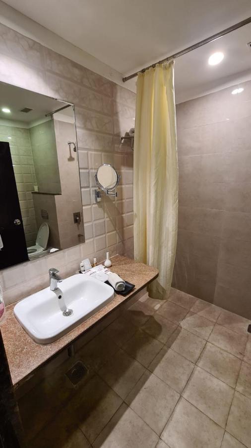 Regenta Inn Ranip Ahmedabad Buitenkant foto