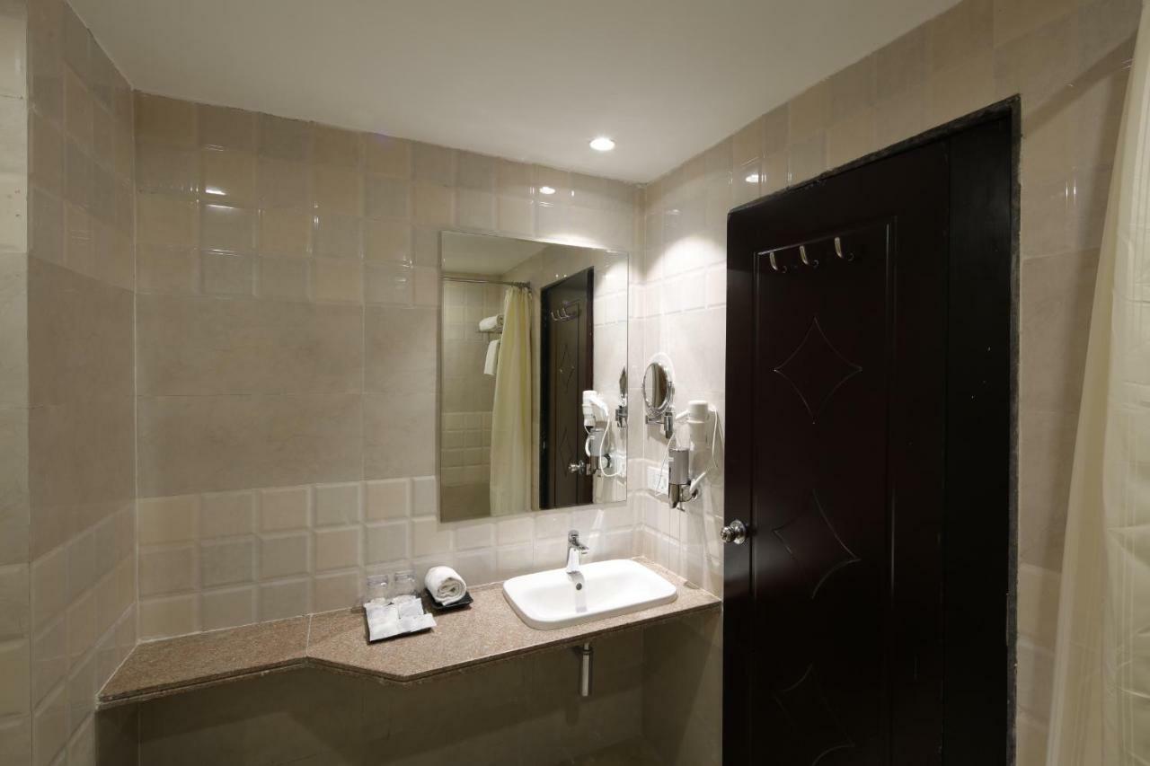 Regenta Inn Ranip Ahmedabad Buitenkant foto