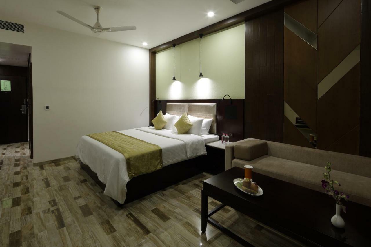Regenta Inn Ranip Ahmedabad Buitenkant foto