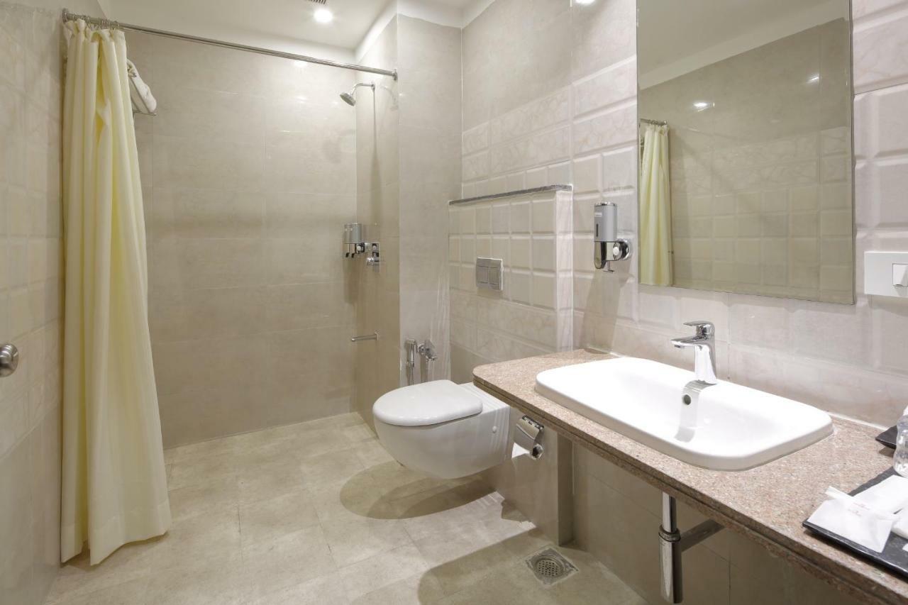 Regenta Inn Ranip Ahmedabad Buitenkant foto