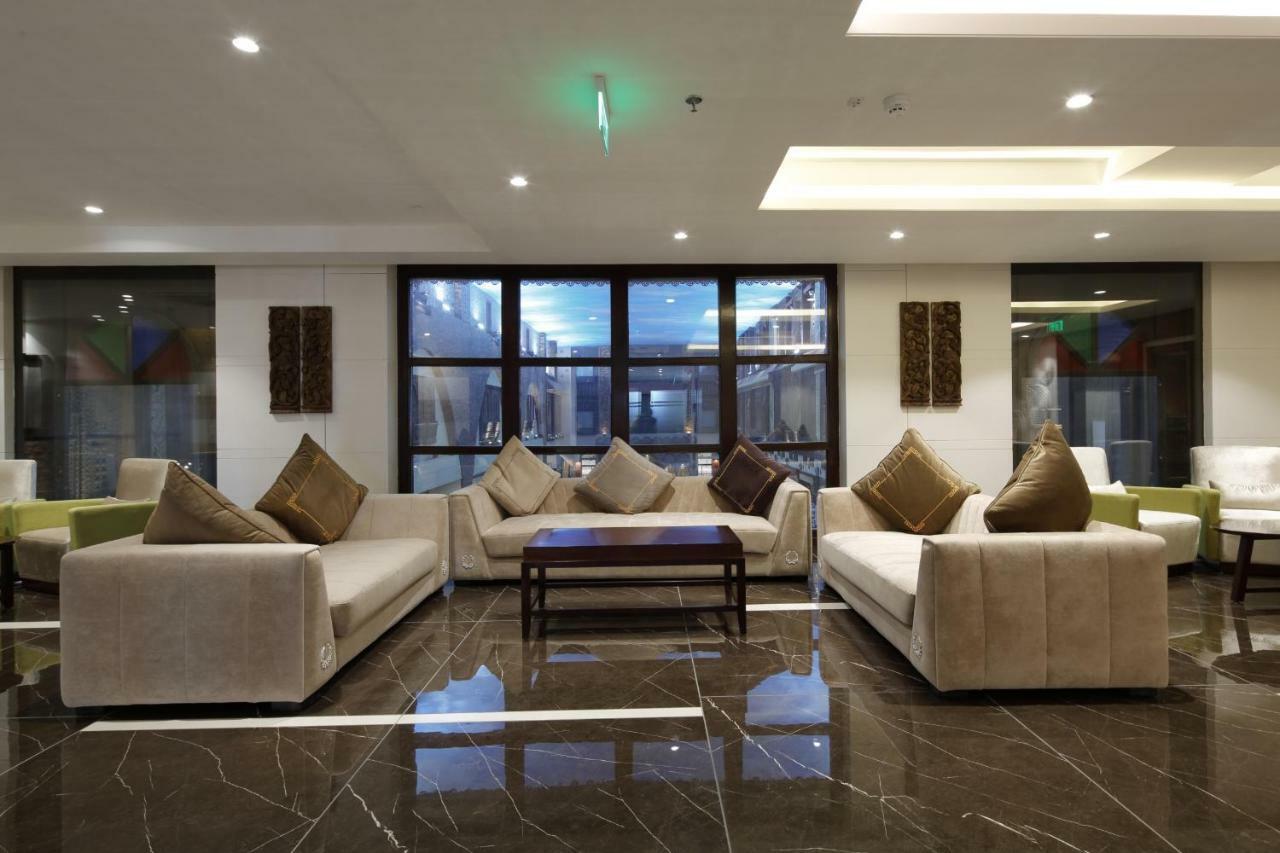 Regenta Inn Ranip Ahmedabad Buitenkant foto