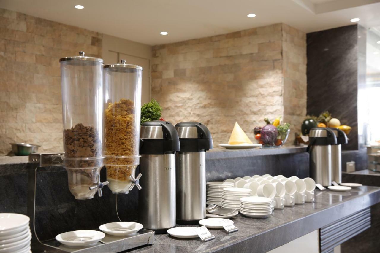 Regenta Inn Ranip Ahmedabad Buitenkant foto