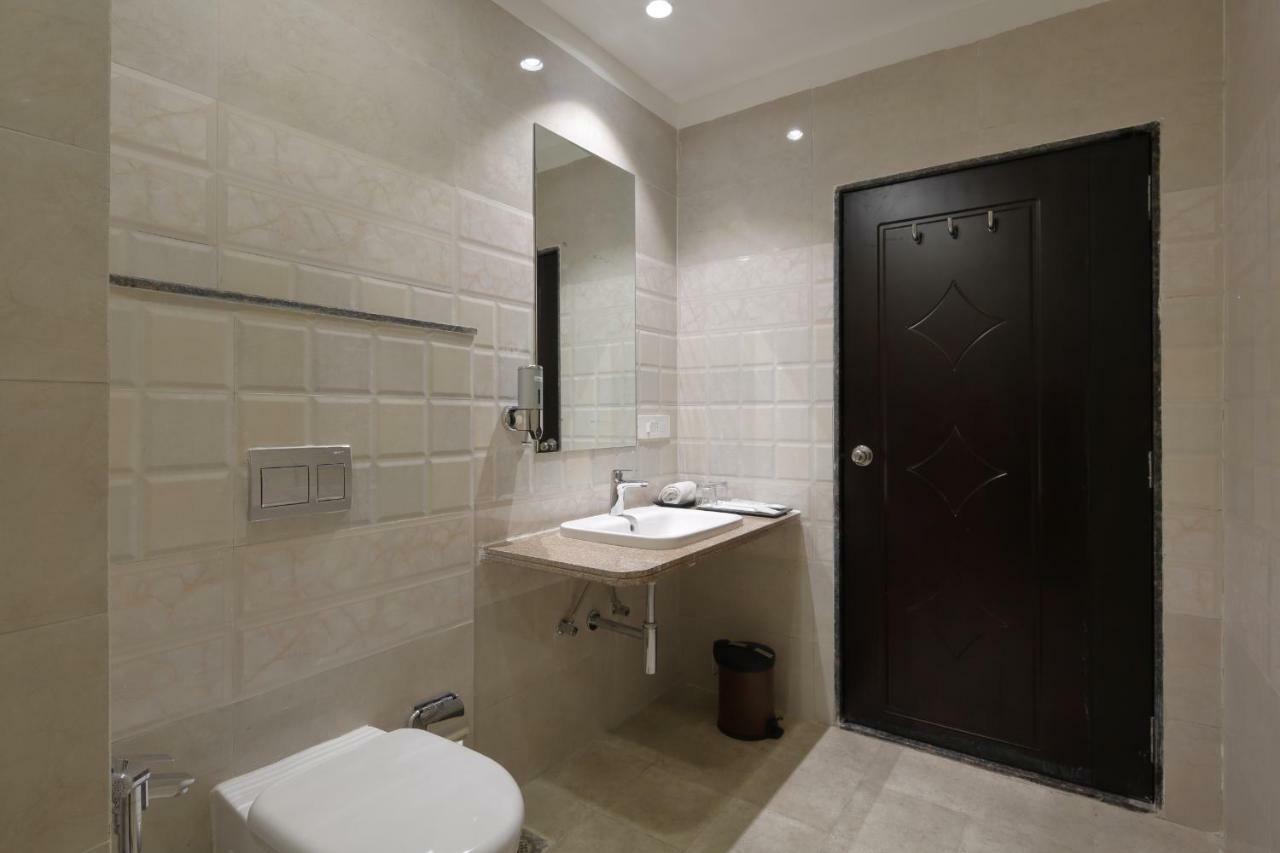 Regenta Inn Ranip Ahmedabad Buitenkant foto