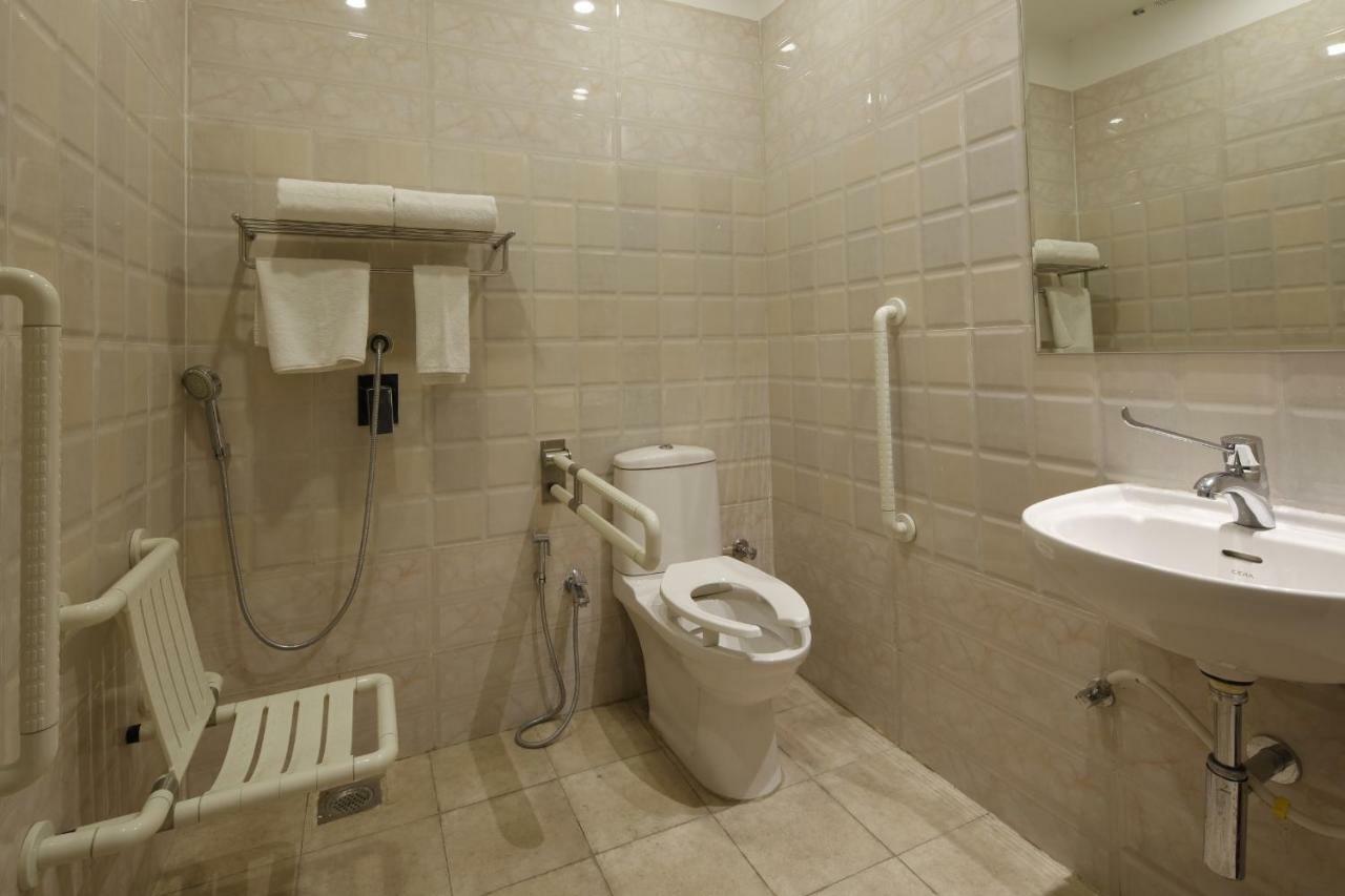 Regenta Inn Ranip Ahmedabad Buitenkant foto